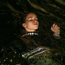 wet.look.me: Wetlook girl in jeans gets wet in pool | Wetlook.biz