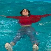 wet.look.me: Wetlook girl in jeans gets wet in the pool | Wetlook.biz