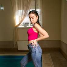 wet.look.me: Wetlook girl in jeans gets wet in the pool | Wetlook.biz