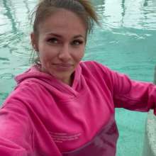 Get Your Snaps: Olga gets wet in pink track suite