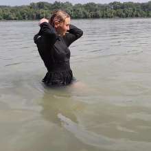 Get Your Snaps: Luna gets wet in black