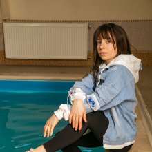 wet.look.me: Wetlook girl in Pool  Top, Leggings and Denim Jacket | Wetlook.biz