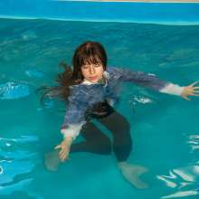 wet.look.me: Wetlook girl in Pool  Top, Leggings and Denim Jacket | Wetlook.biz