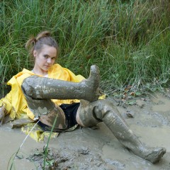 Adventureinwellies: WAM day in a rainwear (yellow rainwear, Ostens, mud and water)