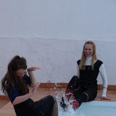 LisaMoomin: Me and Georgina Jump In The Pool!