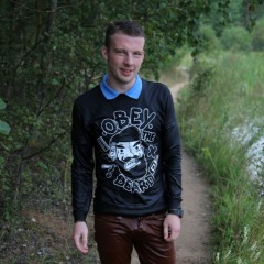 wetlookercom: Just one guy, but hot)