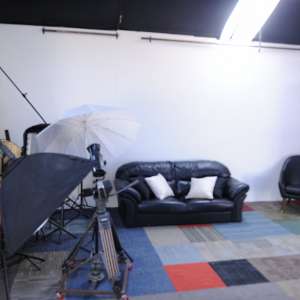 studioigloo: Available to rent-Huge studio with shower and messy wall in Essex, England