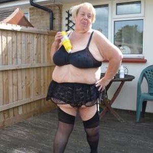 robf_1: Ssbbw Penny about to start painting