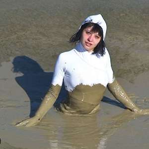 FOXY: Lola in deep mud