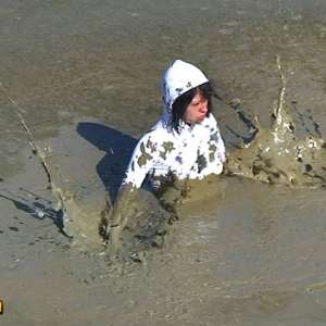 FOXY: Lola in deep mud