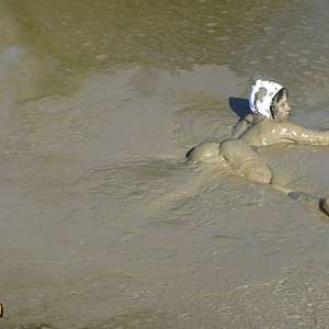 FOXY: Lola in deep mud