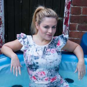 WetLookStu: Candie and Charlotte in the hot tub