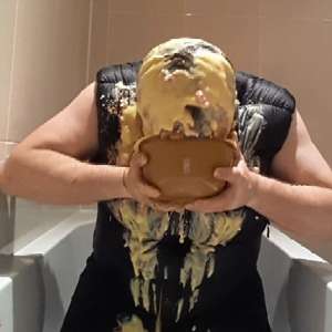 Messypuffa: Covered in Custard
