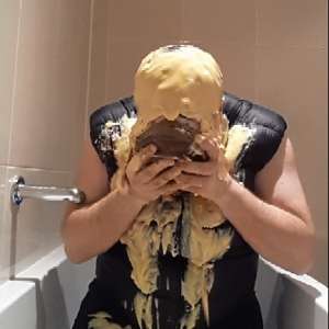 Messypuffa: Covered in Custard