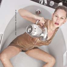 EdwinR: She gets all slimed up :D
