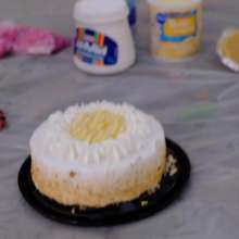 messyhot: Bridgy Has Her First Messy Cake Experience
