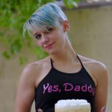 messyhot: Bridgy Has Her First Messy Cake Experience