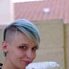 messyhot: Bridgy Has Her First Messy Cake Experience