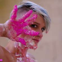 messyhot: Bridgy Has Her First Messy Cake Experience