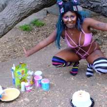 messyhot: Daizy Cooper Smashes a Cake in the Park