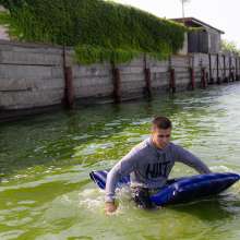 Wet Live Team: Danio Floats on the Mattress and Falls on the Waves!