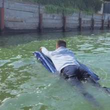 Wet Live Team: Danio Floats on the Mattress and Falls on the Waves!