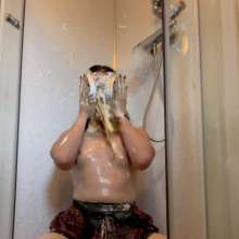 WAMfuns Messy Forfeits: Queen Peach Schoolgirl Pies