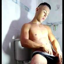 MessyGuys: Stevan Takes a Milk Shower