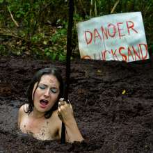 dlodoski: Sarah Michelle--Erotic Sinking in the Rain (photos)