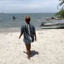 wet.look.me: Wetlook girl walking on the beach in loose clothes | Wetlook.biz