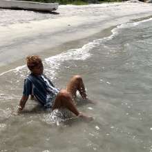 wet.look.me: Wetlook girl walking on the beach in loose clothes | Wetlook.biz