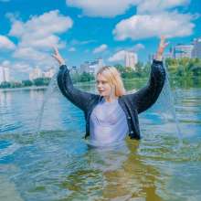 Wet Live Team: Alice Gets Wet on the Beach While There Are No People