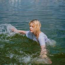 Wet Live Team: Alice Gets Wet on the Beach While There Are No People