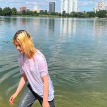 Wet Live Team: Alice Gets Wet on the Beach While There Are No People