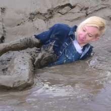DungeonMasterOne: Aurora's Dungarees Mudbath