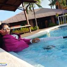 Hikari-Studio-Wam: I Am Happy Immersed in the Pool.