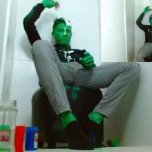 MessyGuys: Jimmy Covers Himself Green, Pours 8 Paint Jars + Showers
