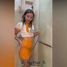 WetPlace: Stunning Anny Shower After The Flight