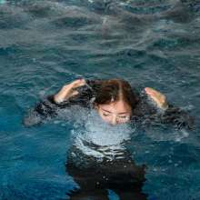 wet.look.me: Wetlook girl gets wet in the pool in skinny Jeans | Wetlook.biz