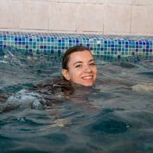 wet.look.me: Wetlook girl gets wet in the pool in skinny Jeans | Wetlook.biz