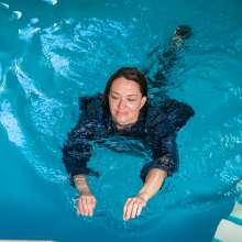 wet.look.me: Wetlook girl in jeans gets wet in the pool | Wetlook.biz