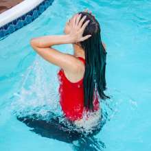 wet.look.me: Wetlook girl gets wet in the pool in leather pants | Wetlook.biz