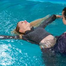 wet.look.me: Wetlook girls in leggings gets wet in the pool | Wetlook.biz