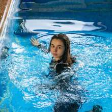 wet.look.me: Wetlook girl swims in a large pool dressed | Wetlook.biz