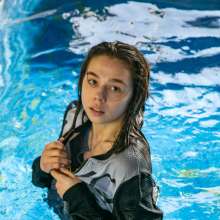 wet.look.me: Wetlook girl swims in a large pool dressed | Wetlook.biz