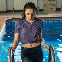 wet.look.me: Wetlook girl swims in a large pool dressed | Wetlook.biz