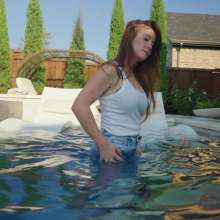 WetlookFashion: Rey Goes for a Dip in Levi's, White Top and Flip Flops