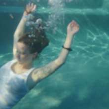 WetlookFashion: Rey Goes for a Dip in Levi's, White Top and Flip Flops